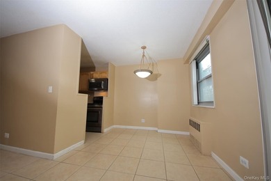 Spacious unit with views from terrace towards Pelham. Master - photo 5