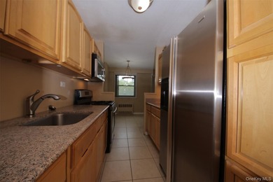 Spacious unit with views from terrace towards Pelham. Master - photo 8