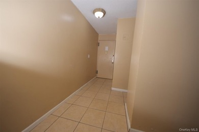 Spacious unit with views from terrace towards Pelham. Master - photo 9