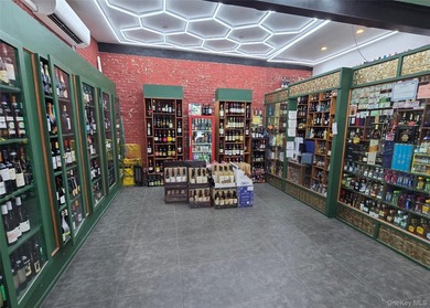 Turnkey liquor and wine store located on a high-traffic - photo 2