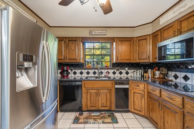 Beautiful lakefront condo in serene setting, close to everything - photo 16