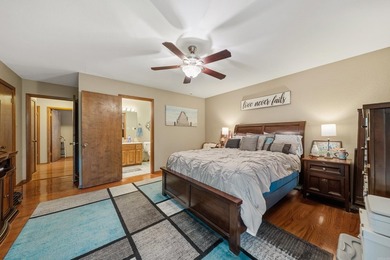 Beautiful lakefront condo in serene setting, close to everything - photo 21