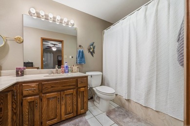 Beautiful lakefront condo in serene setting, close to everything - photo 23