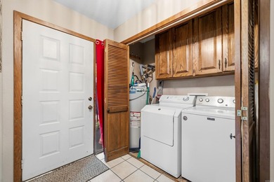 Beautiful lakefront condo in serene setting, close to everything - photo 38