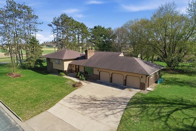 4+ bedrooms, 3 baths and huge double lot! 3 bedrooms on one - photo 3