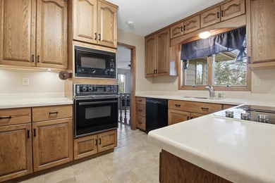 4+ bedrooms, 3 baths and huge double lot! 3 bedrooms on one - photo 6