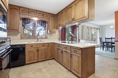 4+ bedrooms, 3 baths and huge double lot! 3 bedrooms on one - photo 9