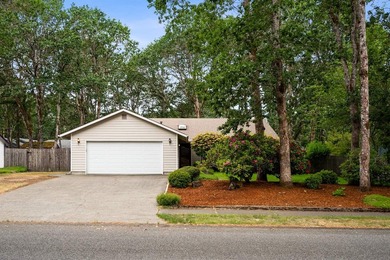 Welcome home to this beautifully maintained rambler in the - photo 1