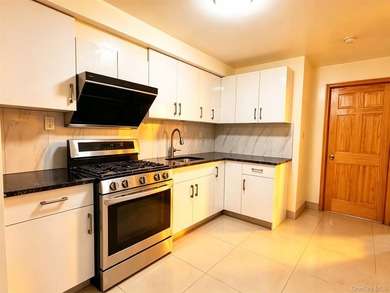 Exquisite Flushing Residence - A Rare Gem! Discover this - photo 2
