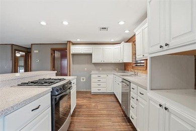 Rustic Log Cabin Retreat on Corner Lot in Claremore - Wraparound