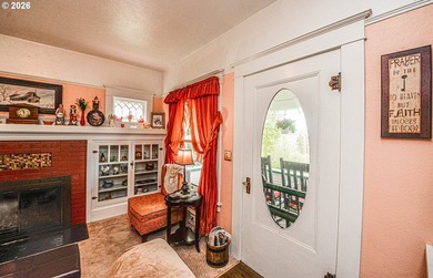 Fabulous intact charm! Wood floors under carpet. Leaded glass - photo 2