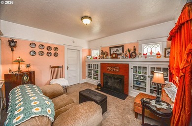 Fabulous intact charm! Wood floors under carpet. Leaded glass - photo 4