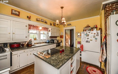 Fabulous intact charm! Wood floors under carpet. Leaded glass - photo 9
