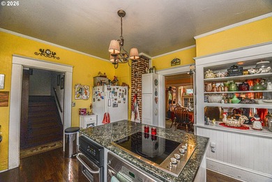 Fabulous intact charm! Wood floors under carpet. Leaded glass - photo 10