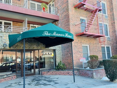 Welcome to this beautifully maintained 2-bedroom co-op located - photo 2
