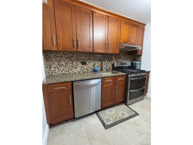 Welcome to this beautifully maintained 2-bedroom co-op located - photo 7