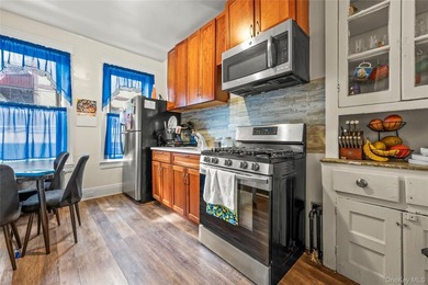 Well maintented 5,712 sqft big six family at the center of - photo 2
