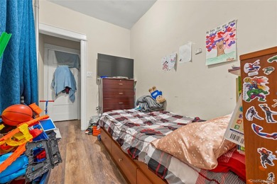 Well maintented 5,712 sqft big six family at the center of - photo 7