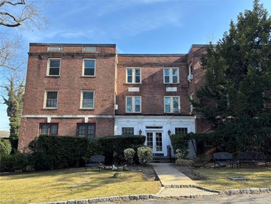 (private lake, pond, coastal) Home For Sale in Great Neck New York