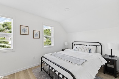 ADORABLE, FULLY REMODELED NORTH SHORE RETREAT! Ideally situated - photo 11