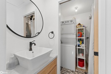 ADORABLE, FULLY REMODELED NORTH SHORE RETREAT! Ideally situated - photo 12