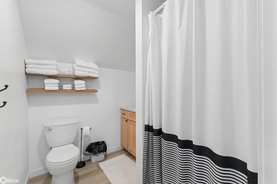 ADORABLE, FULLY REMODELED NORTH SHORE RETREAT! Ideally situated - photo 13