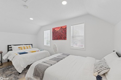 ADORABLE, FULLY REMODELED NORTH SHORE RETREAT! Ideally situated - photo 14