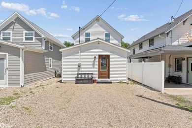 ADORABLE, FULLY REMODELED NORTH SHORE RETREAT! Ideally situated - photo 15
