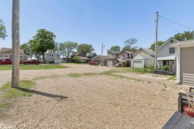 ADORABLE, FULLY REMODELED NORTH SHORE RETREAT! Ideally situated - photo 16