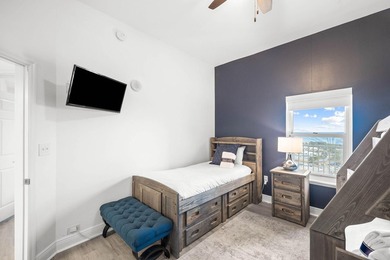 This stunning 4B/4B Penthouse Condo with breathtaking, panoramic - photo 25