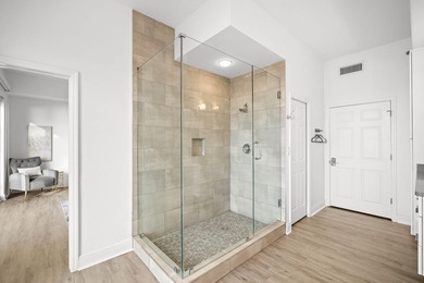 This stunning 4B/4B Penthouse Condo with breathtaking, panoramic - photo 30