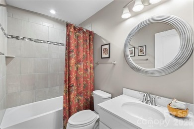 This charming end-unit townhouse offers 3 bedrooms, 2.5 - photo 34