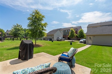 This charming end-unit townhouse offers 3 bedrooms, 2.5 - photo 36