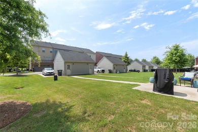 This charming end-unit townhouse offers 3 bedrooms, 2.5 - photo 38