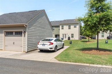 This charming end-unit townhouse offers 3 bedrooms, 2.5 - photo 42