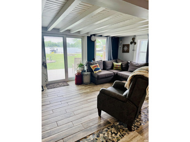 Charming newly renovated 3-bedroom lakefront home with - photo 14