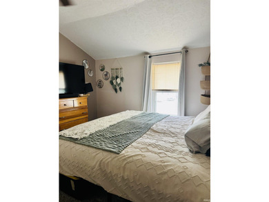 Charming newly renovated 3-bedroom lakefront home with - photo 28