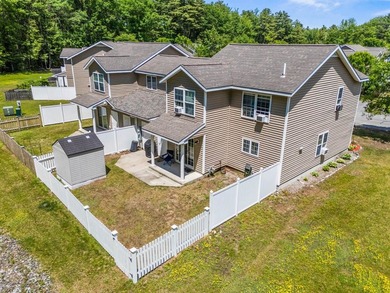 Perhaps the nicest 4 Bedroom home on Brunswick Landing. Easy - photo 3