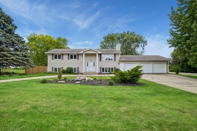5 beds. 3 baths. 3-car garage. Corner lot with a circular - photo 1