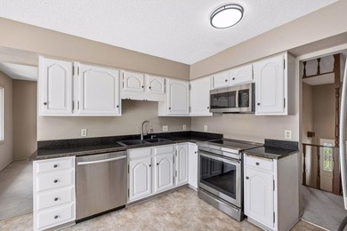 5 beds. 3 baths. 3-car garage. Corner lot with a circular - photo 5