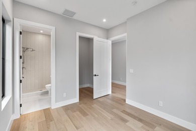 Experience sophisticated new coastal contemporary construction - photo 25
