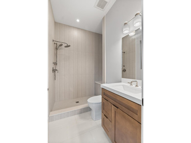 Experience sophisticated new coastal contemporary construction - photo 27