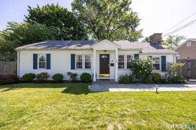 Move right into this beautifully remodeled 2-3 bedroom ranch in - photo 1