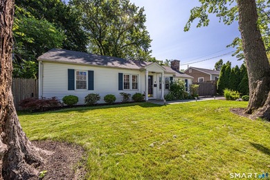 Move right into this beautifully remodeled 2-3 bedroom ranch in - photo 2