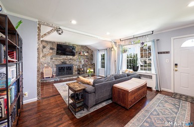 Move right into this beautifully remodeled 2-3 bedroom ranch in - photo 9