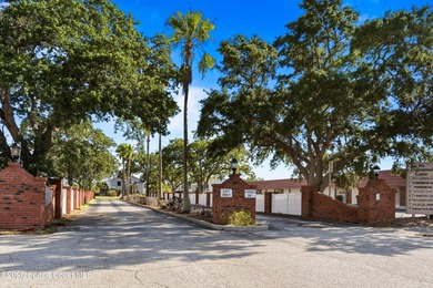 Welcome to Windsor Park, a small community of townhomes in the - photo 31
