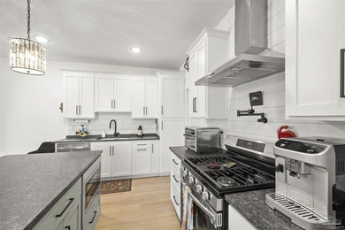 Welcome to 921 W Jackson St, a beautiful move-in ready home - photo 15