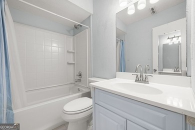 This perfectly located 2 bedroom, 1.5 bathroom home is ready for - photo 6