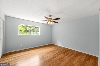 This perfectly located 2 bedroom, 1.5 bathroom home is ready for - photo 7