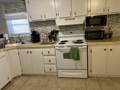 Beautiful 3/Bed -2/Bath Furnished Beach Home with a Large Front - photo 11